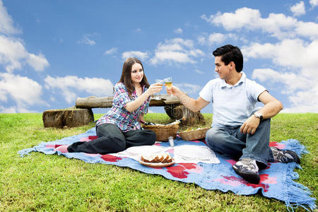 春天和幸福的年轻夫妇野餐