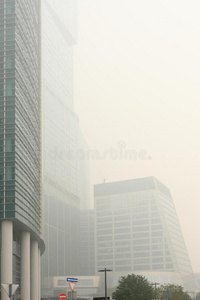 浓雾下的摩天大楼