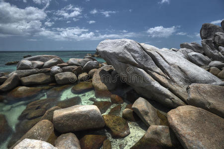 贝利东岛奇异的岩石海滩