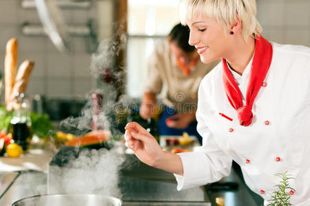 在饭店或饭店厨房做饭的厨师