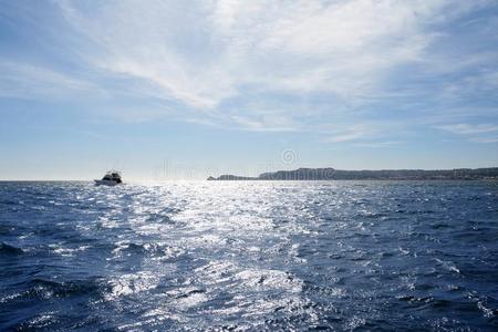 蓝色地中海，带渔船