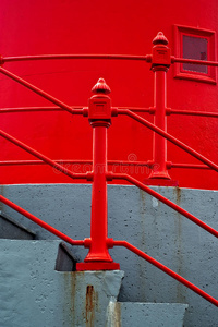 红色栏杆的混凝土楼梯