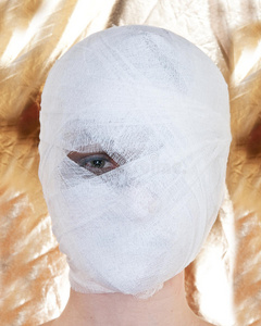 带绷带的病人图片