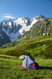 登山者在山上搭帐篷