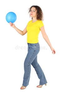 穿蓝色气球衬衫和牛仔裤的女人