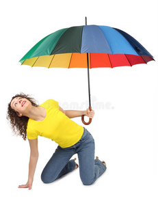 穿衬衫带彩色雨伞的女人