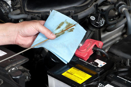 汽车修理工检查机油