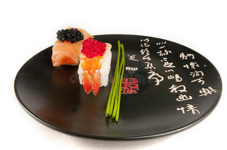 烟熏三文鱼虾寿司，日本料理。