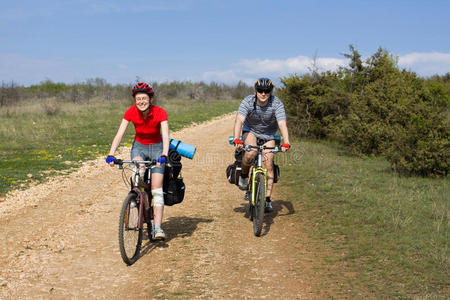 几个骑自行车的人骑自行车旅行。