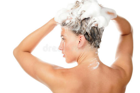 外国人洗头图片-外国人洗头素材-外国人洗头插画-摄图新视界