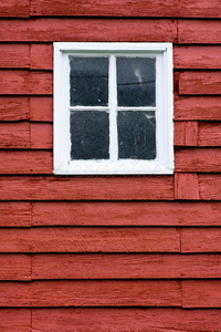 把方形的白色窗户塞进木屋。