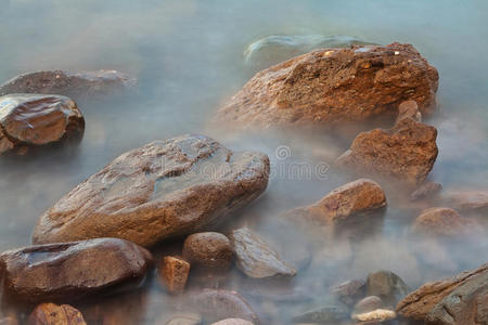 雾水中的石头