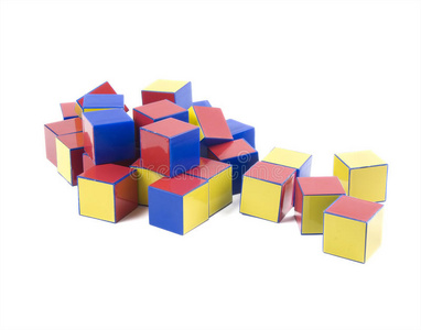 一小堆彩色塑料砖玩具