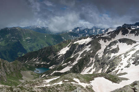 有水晶河的山景。