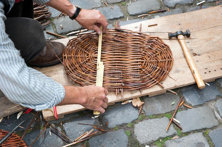 编柳条篮钩针橙色亚麻篮子编篮青草编竹篮木老人手工工艺织梭和多种