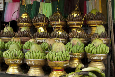 供品香蕉和椰子供品照片