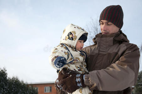 雪地里的爸爸和宝宝