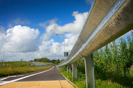 带防护金属围栏和天空的道路