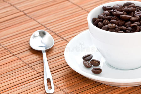 装满咖啡豆的杯子