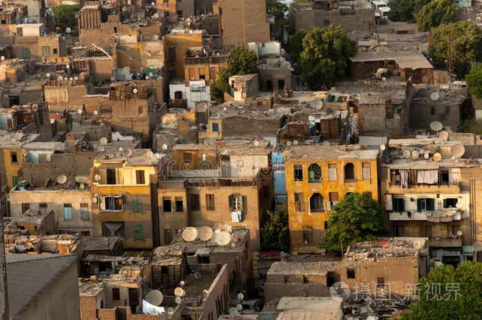 开罗贫民窟的屋顶上有卫星天线