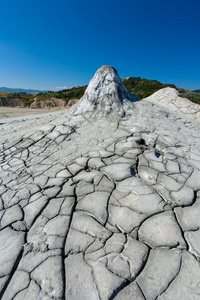 罗马尼亚泥泞火山破碎的地面