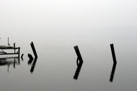 雾中的河流图片