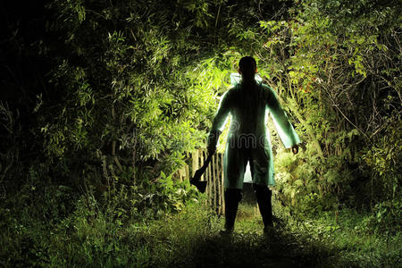 杀手设备花园里拿着斧头的凶手照片