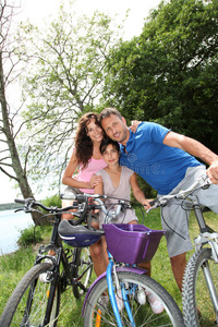 一家人骑自行车图片