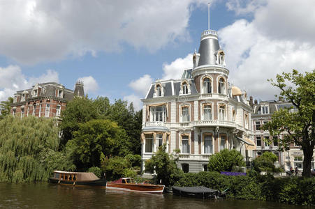 阿姆斯特丹运河上的豪华豪宅。