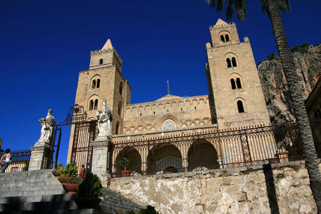 西西里岛夏季天空中的塞法卢大教堂