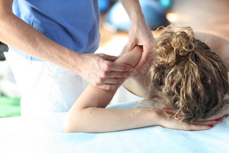 肩部按摩运动员跑步后双手按摩大腿年轻女子用手放松专业背部按摩美容