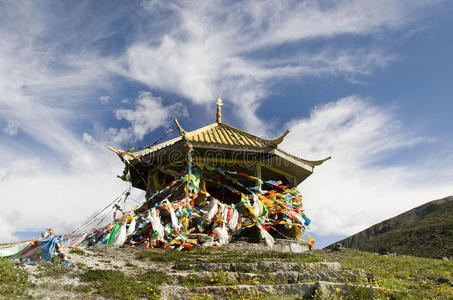 中国西藏一座山上的寺庙