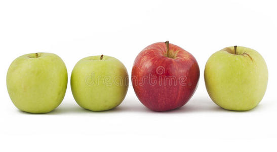 三个青苹果和一个红白相间的