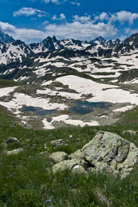 有水晶河的山景。