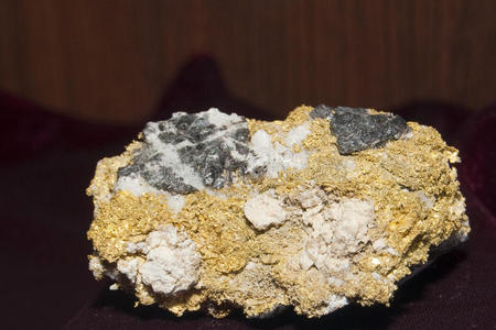 金石英和闪锌矿图片