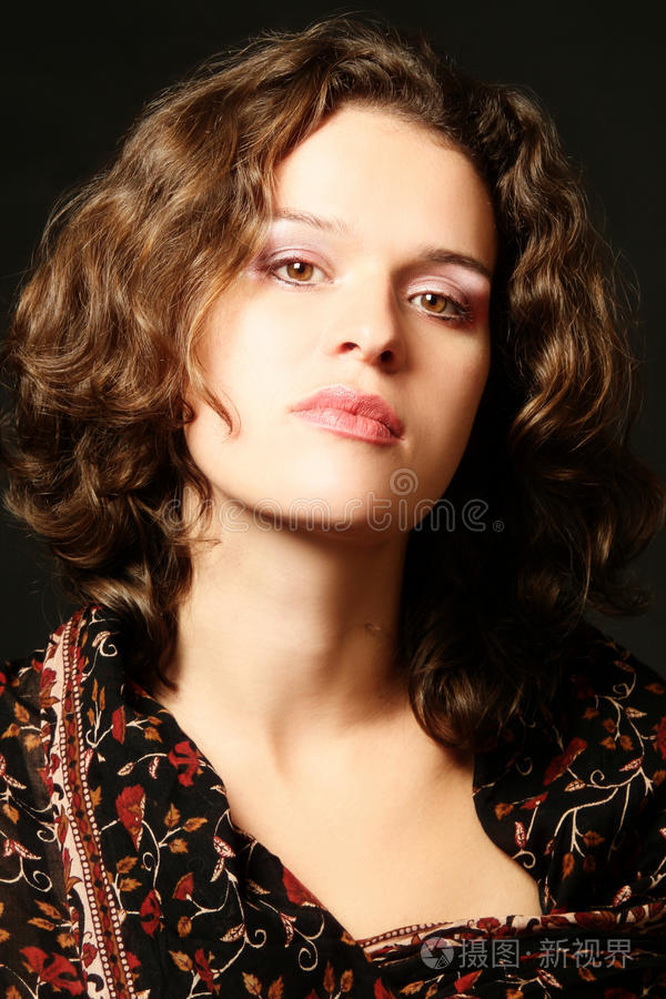 年轻严肃傲慢的女人