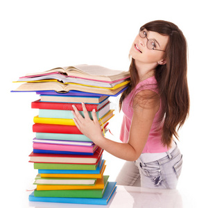 一个拿着彩色书堆的女孩。