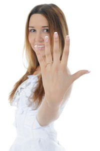 新娘展示戒指。