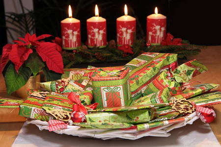 圣诞礼物和装饰蜡烛