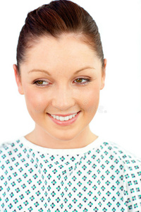 快乐的女病人对着镜头微笑图片