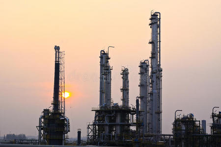炼油厂日落