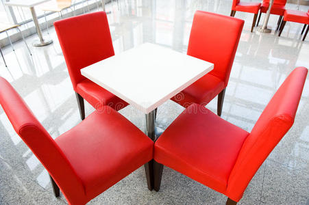 一桌四把红椅子
