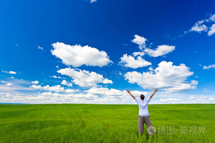 草地和蓝天远眺春天绿野