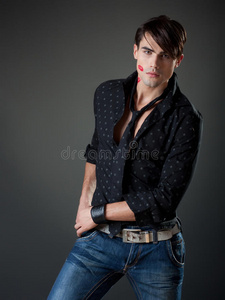 模型男子气概有男子气概的年轻男子,脸颊上有唇痕照片