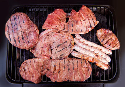 烤肉架上的肉