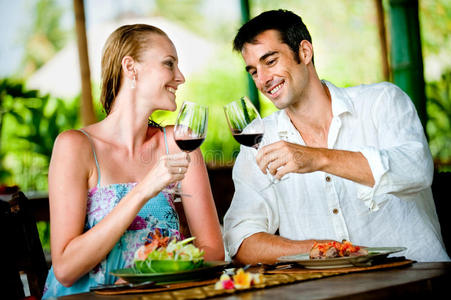 用餐愉快夫妻用餐照片