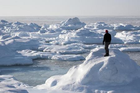 峡湾海洋北极风景,一个人在冰冻的峡湾上照片