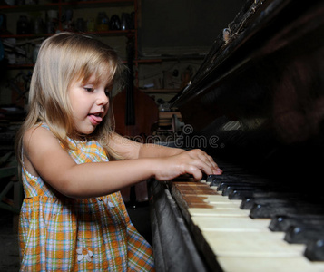 弹钢琴的女孩。