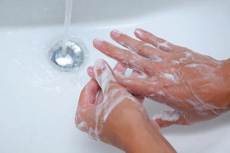 男性用肥皂水洗手图片