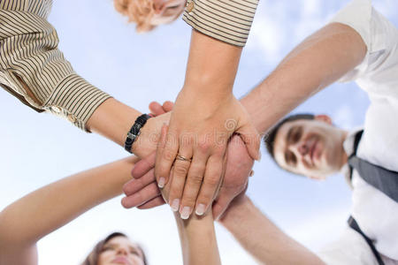 木头人手拉手图片